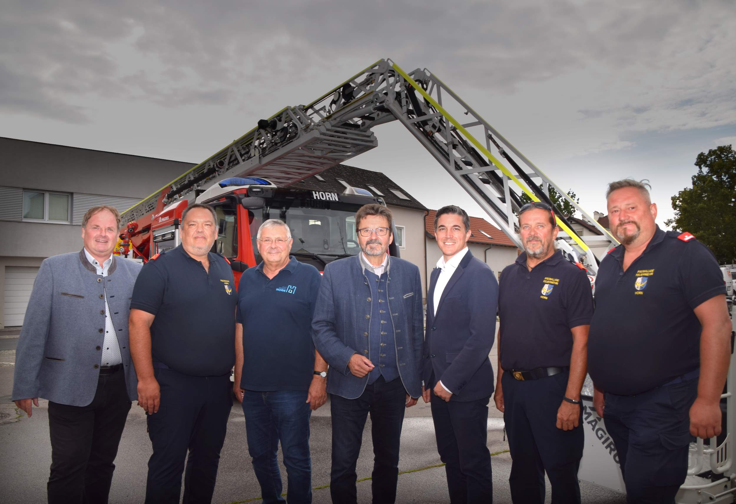 StR Manfred Daniel, Kommandant Sascha Drlo, Vbgm. Heinrich Nagl, Bgm. Gerhard Lentschig, StADir. Matthias Pithan, Kommandant-Stv. Peter Schmutz und Fahrmeister Markus Lepolt (v.l.) präsentieren die neue Drehleiter stolz. Foto: Gabriele Hohenegger